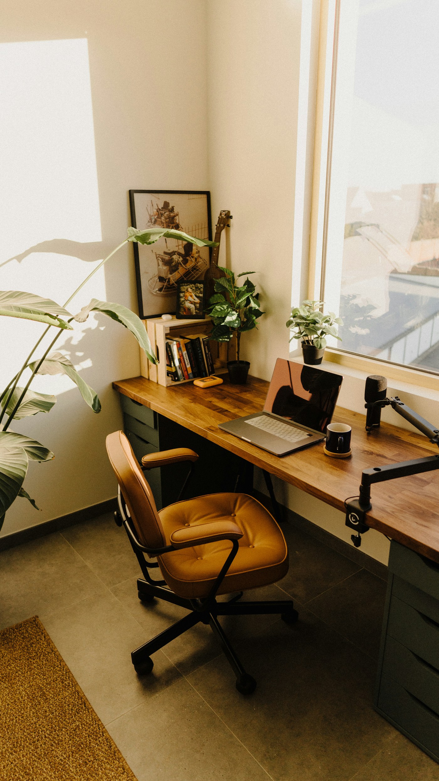 Escritorio junto a una ventana con plantas
