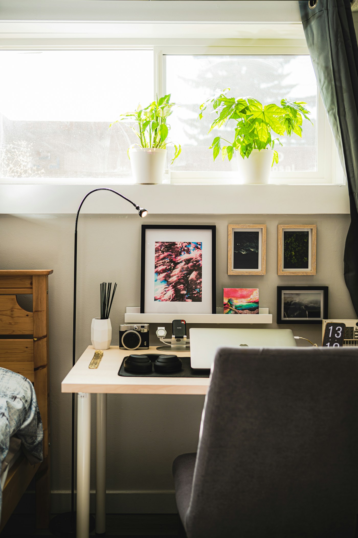Espacio de trabajo luminoso con portátil y plantas